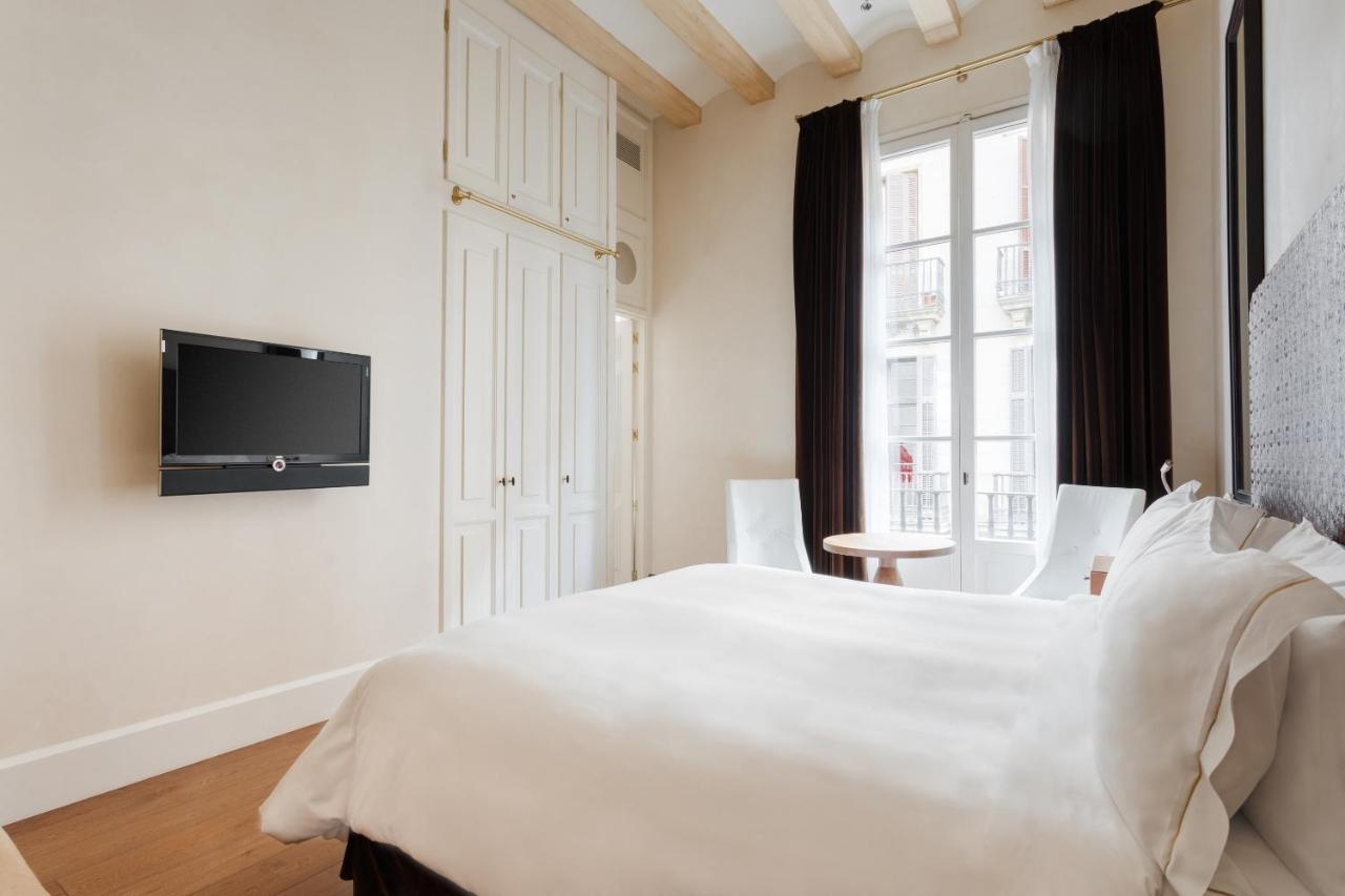 Do Placa Reial Powered By Sonder Барселона Экстерьер фото A room at the hotel
