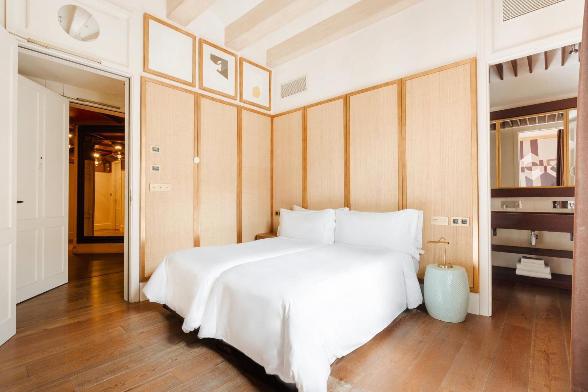Do Placa Reial Powered By Sonder Барселона Номер фото A room at the hotel