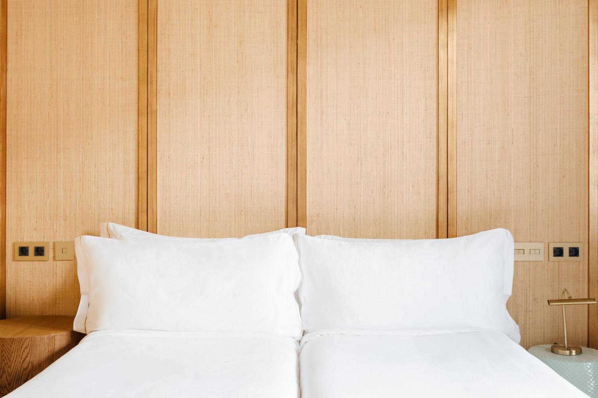 Do Placa Reial Powered By Sonder Барселона Номер фото A bed with two pillows