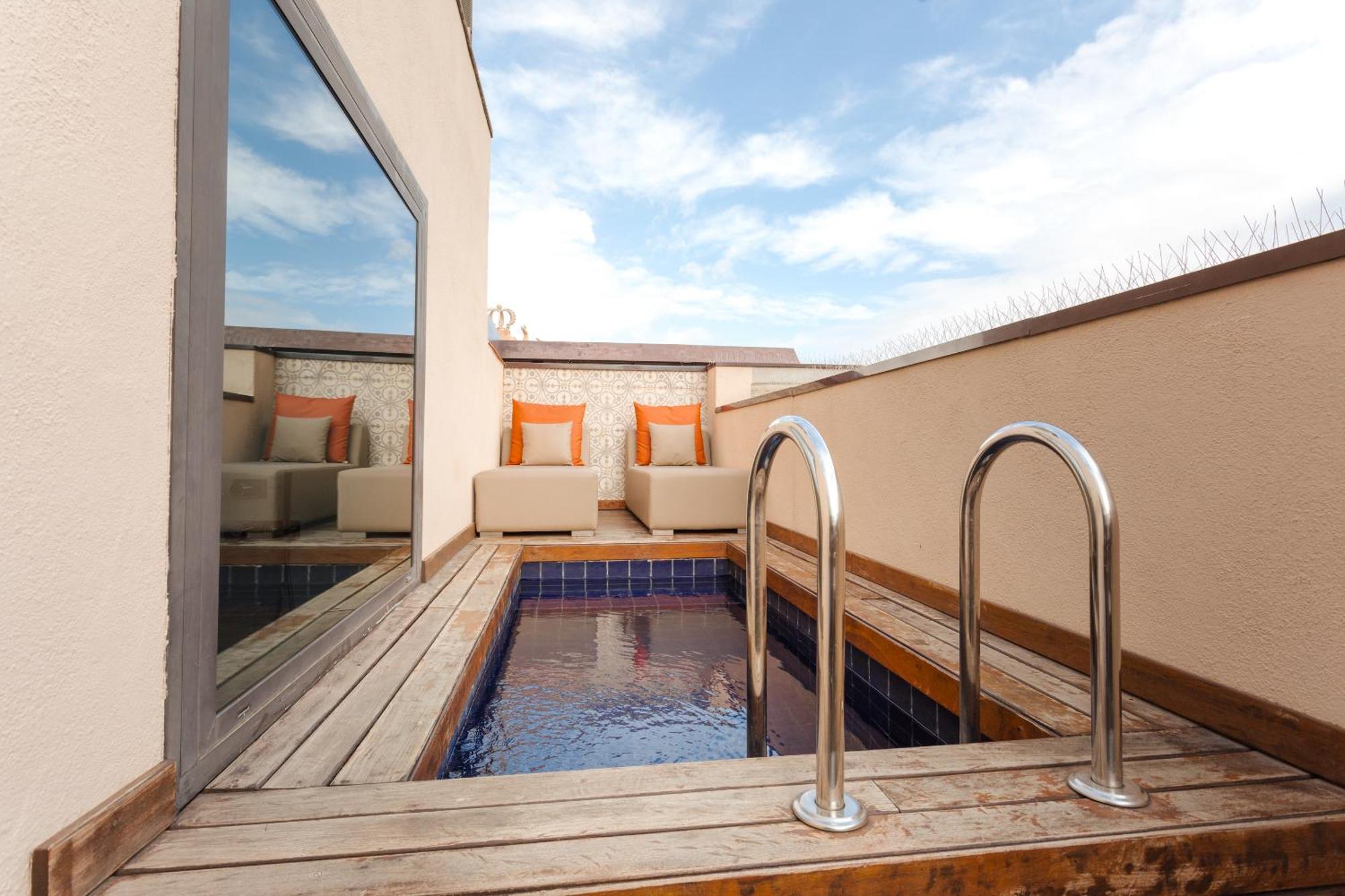 Do Placa Reial Powered By Sonder Барселона Номер фото A private pool at a hotel
