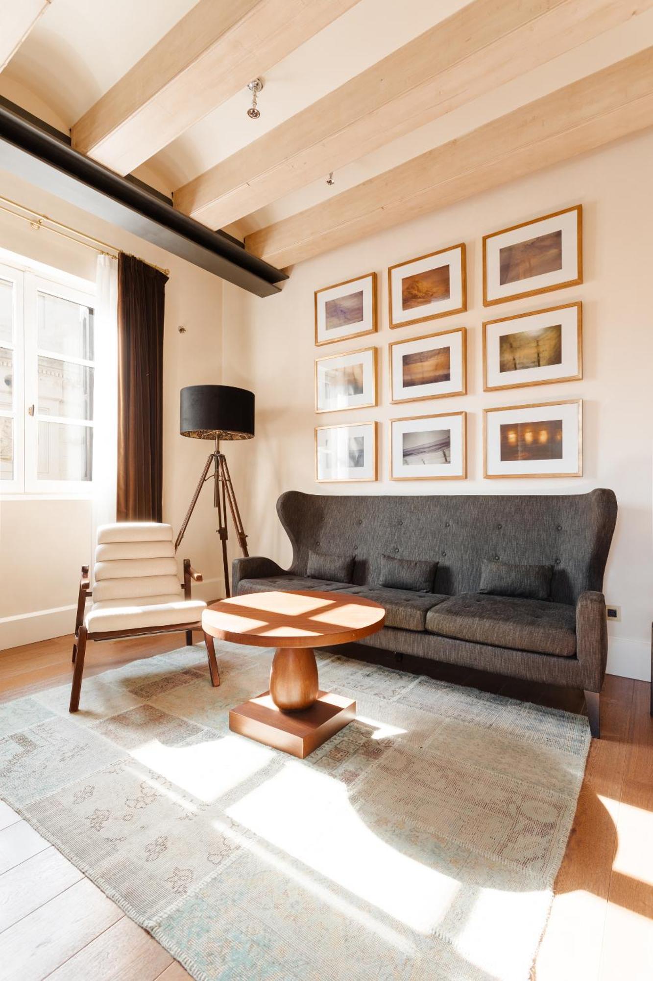 Do Placa Reial Powered By Sonder Барселона Номер фото A living room