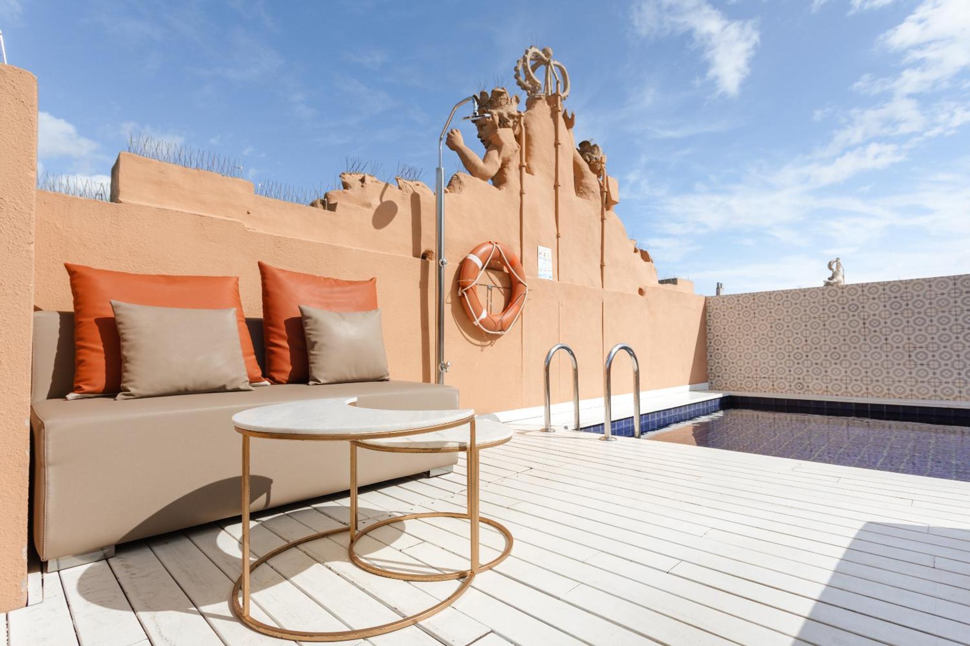Do Placa Reial Powered By Sonder Барселона Экстерьер фото The pool deck of the 100 Suite