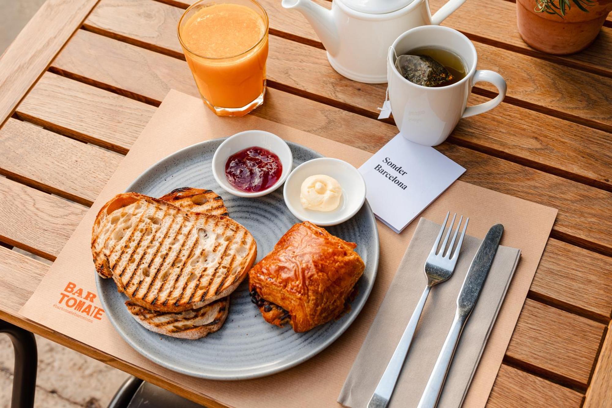 Do Placa Reial Powered By Sonder Барселона Экстерьер фото A breakfast at the restaurant