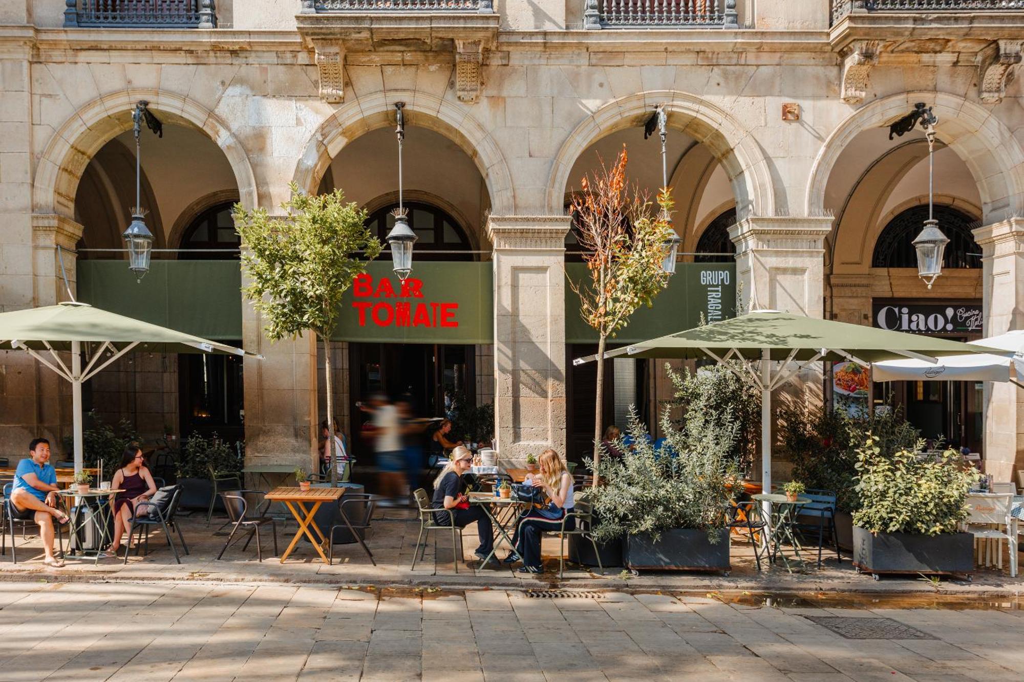 Do Placa Reial Powered By Sonder Барселона Экстерьер фото A typical café in Athens