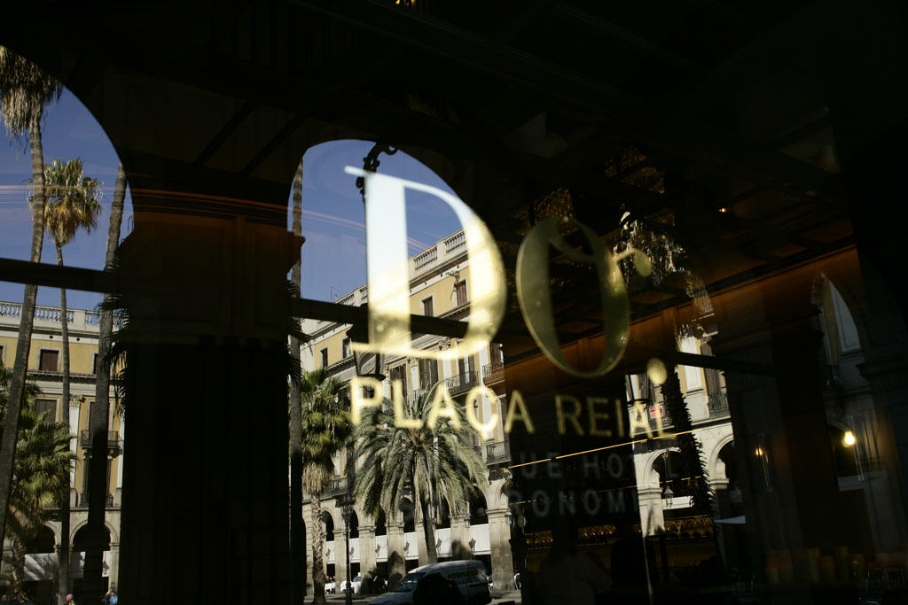 Do Placa Reial Powered By Sonder Барселона Экстерьер фото Plaza Real